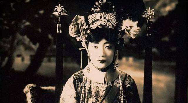 在伪满皇宫婉容甚至与侍卫私通生下了一个女婴.