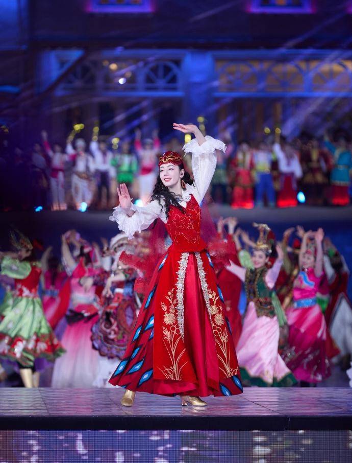 迪丽热巴美疯了!优美华丽的裙装,给人既美又神秘的魅力