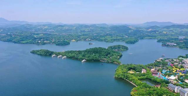 自从溧阳的彩虹公路火爆网络之后,全国各大景区都开始推出了三色线