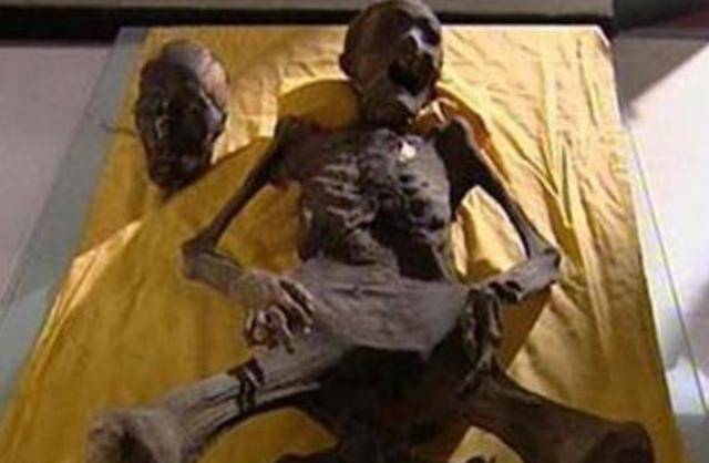 古代女子难产昏厥,被家人误认已死入棺下葬,百年后棺