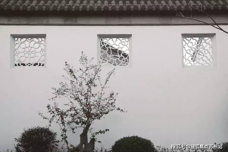 拙政别墅东,北围墙因临近白家巷与北园路,故高达6米,从而最大限度的