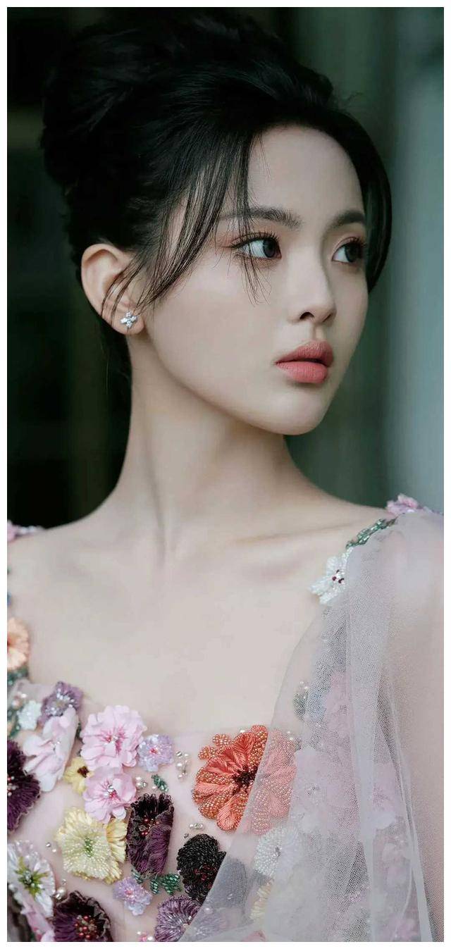 杨超越全新写真合集,校花美少女尽显风采_魅力_才华