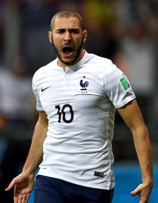 c罗迷弟本泽马:从里昂新星到皇家马德里传奇射手的辉煌旅程_前锋_进球