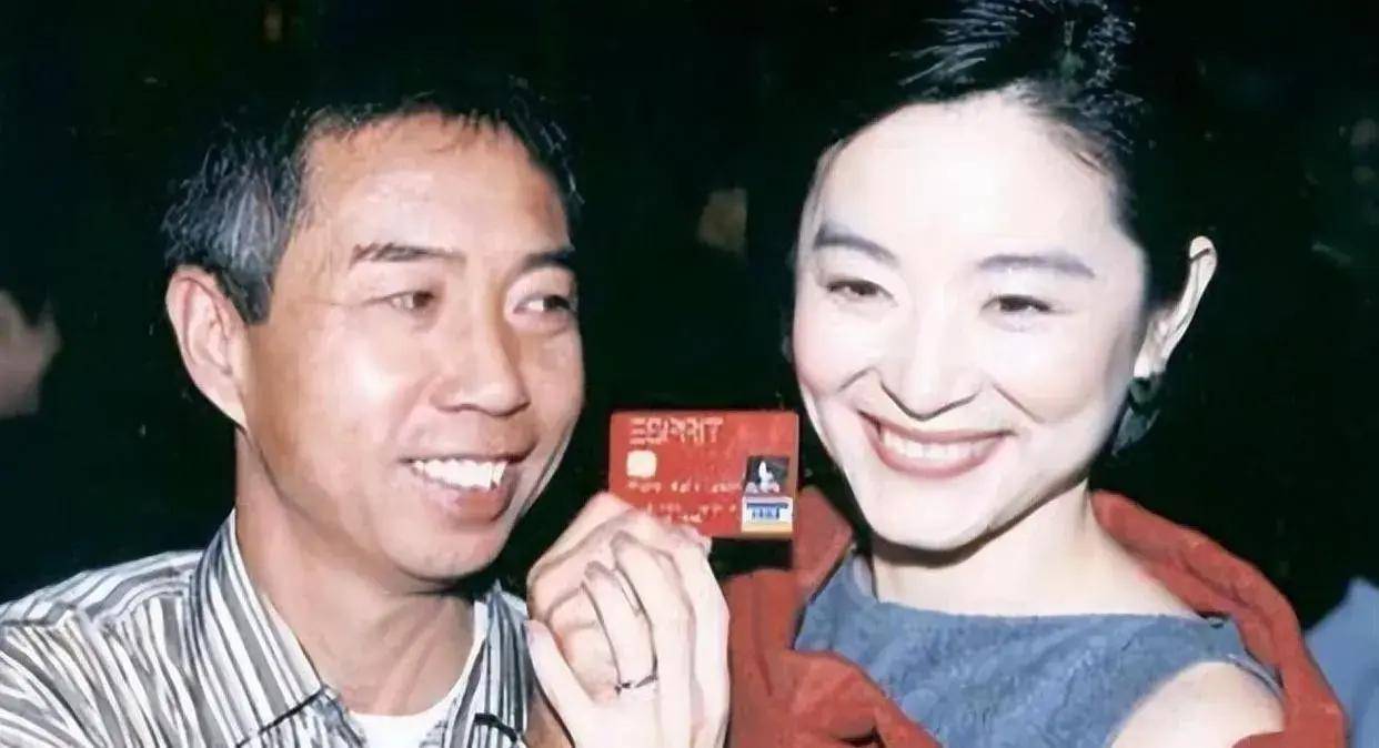 林青霞伤心离港,邢李10带私生子祭祖赠百