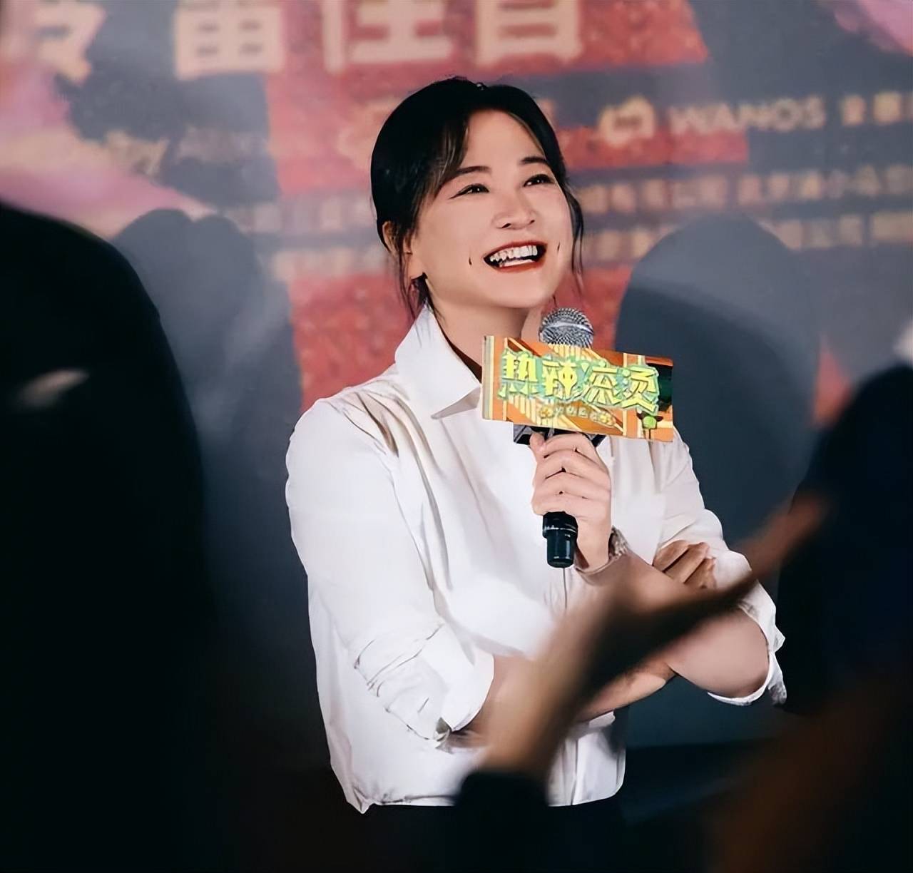 贾玲瘦身后成高奢品牌宠儿,一条黑长裤过万,全套行头六位数_价格_造型