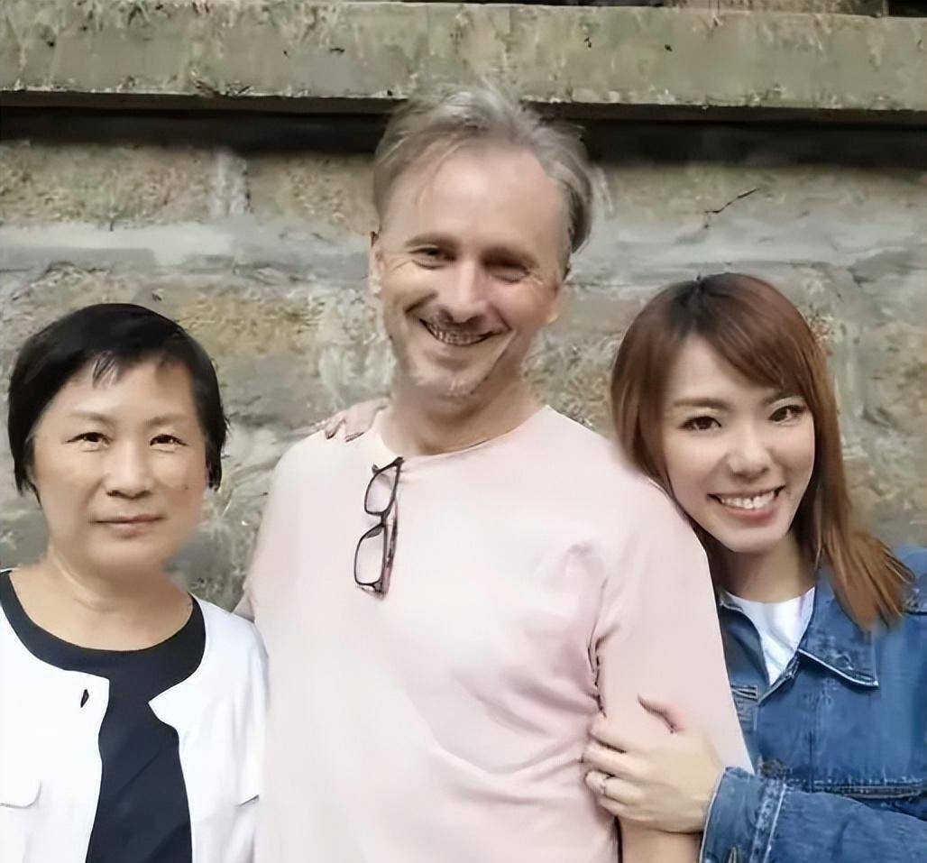 58岁tvb"御用阿sir"烧炭身亡!中国妻子刚病逝,一生养