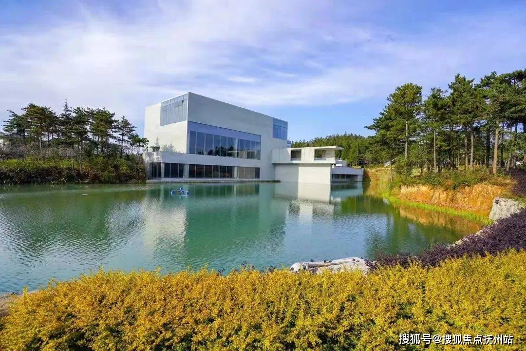 61 约3公里空中艺术观景栈道从门户区开始链接四个分体酒店,依绵延