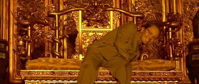 溥仪晚年重回故宫,从龙椅下翻出一个小物件,众人看后都快被笑傻_时候