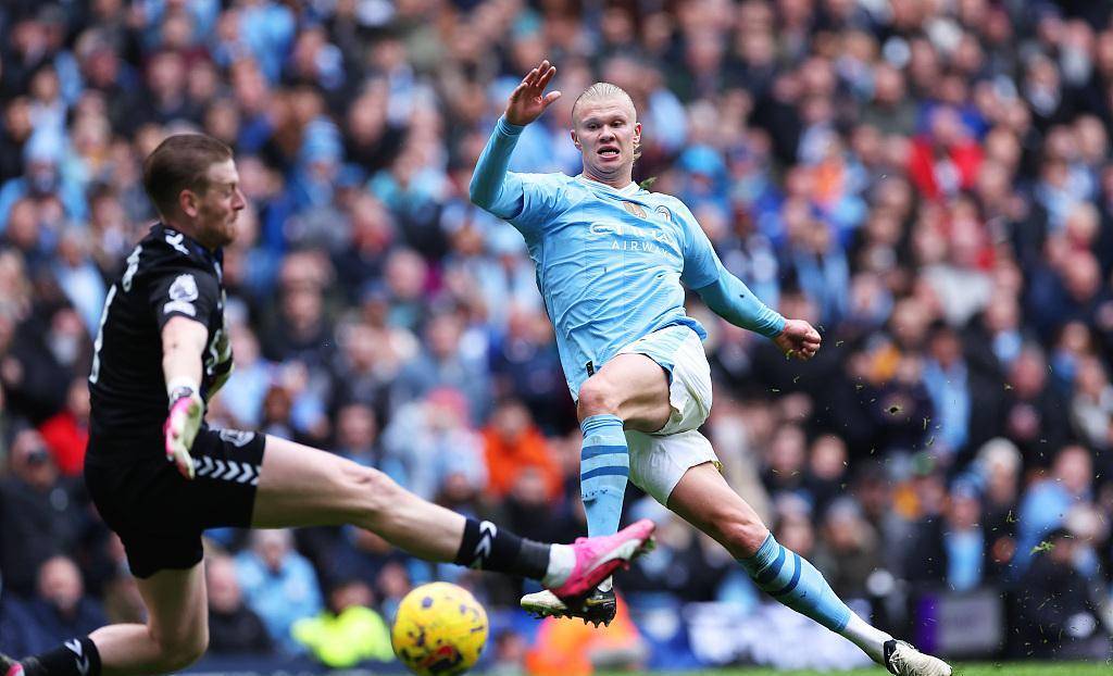 曼城豪取10连胜,反超利物浦登顶!丁丁助攻,哈兰德