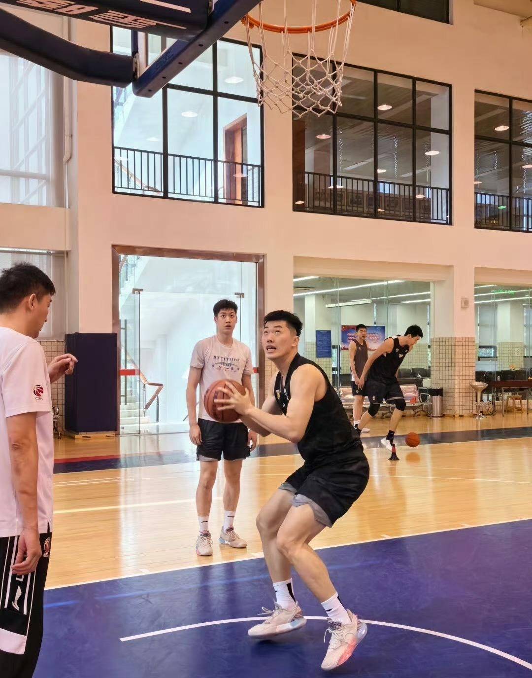 广东队结束假期开练了,年轻队员都很发奋,一项训练苦了徐昕_运球_周琦