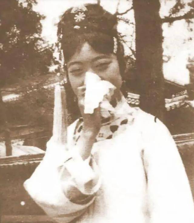 婉容是正白旗郭布罗氏荣源家族之女,当年出名的