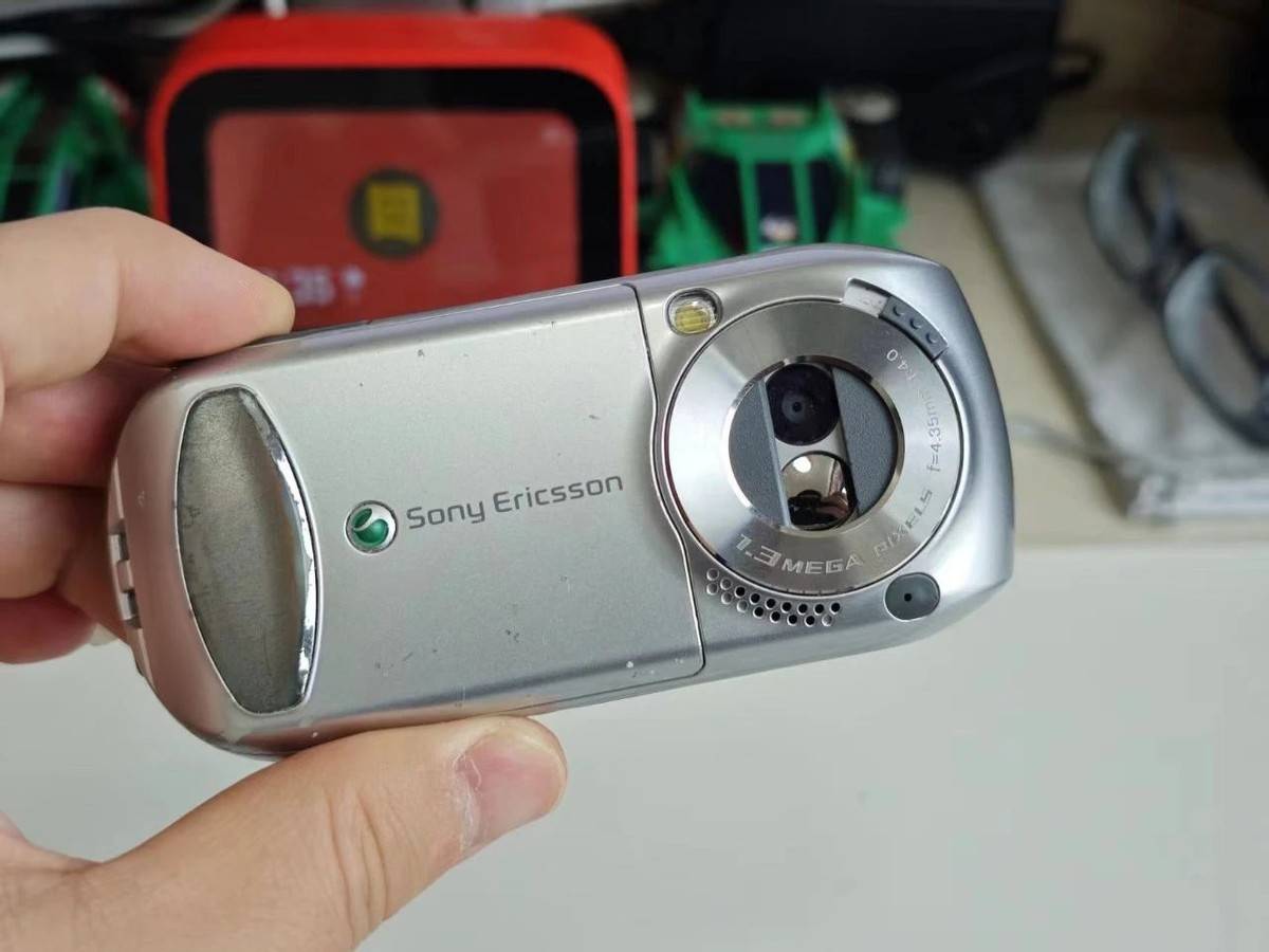 很多人以为w550是索爱的首款旋屏手机,其实s700才是.它还用上了2.