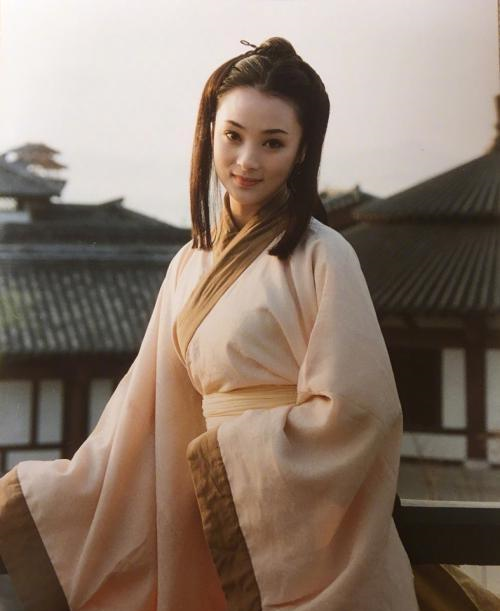 西施所处时代正值春期末年,那是个血光弥漫的乱世,诸侯争霸,杀伐不断