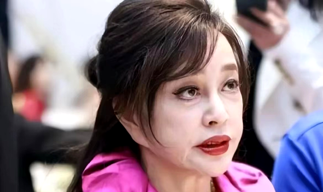 刘晓庆新年贺岁照,淡妆浓抹依旧精神,引人注目的变形耳朵成焦点_挑战