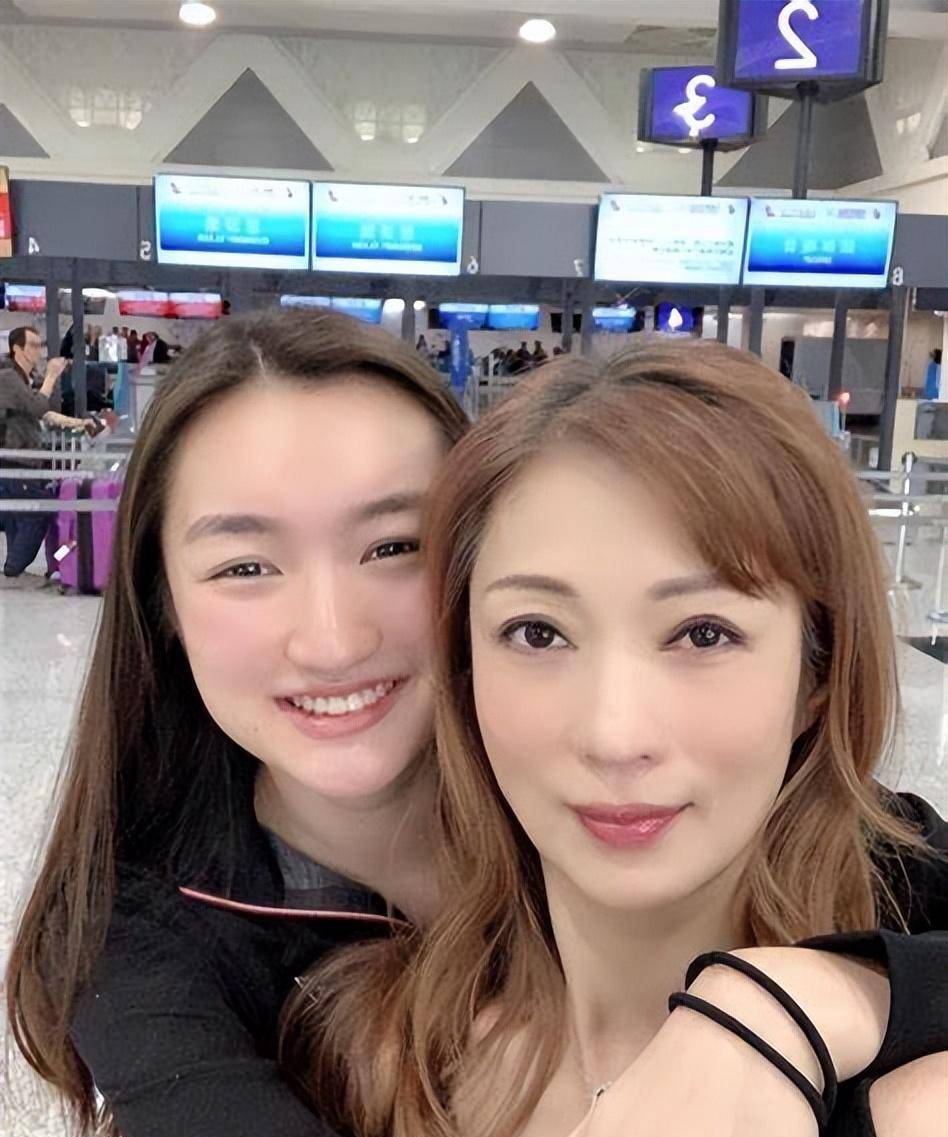 52岁女星被丈夫当街家暴,"最强美魔女"晚年生活如此凄惨_温翠苹_事件