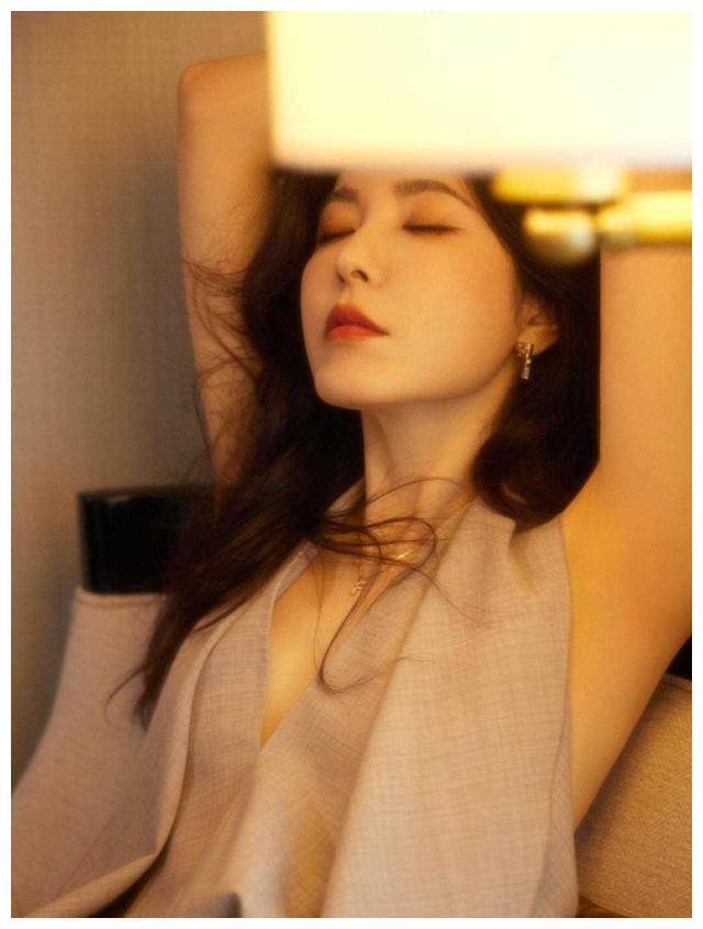 然而,曾黎的身材和训练日常背后,更是一个励志之旅.