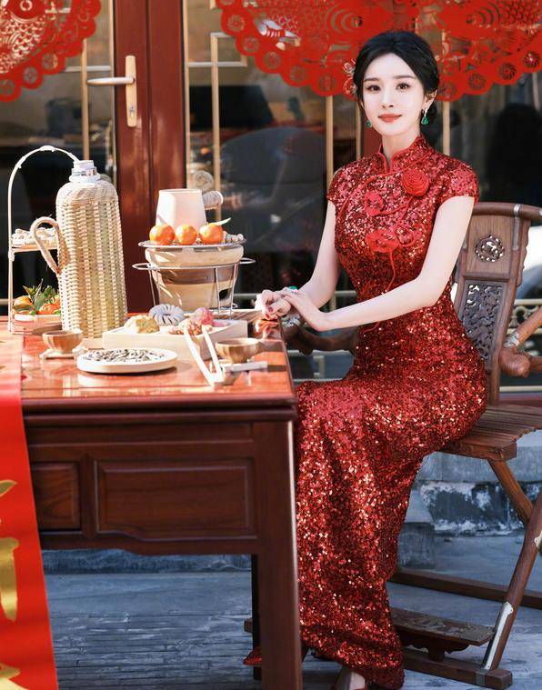 杨幂春晚红色亮片旗袍高清美照曝光,玲珑婀娜完美亮相!