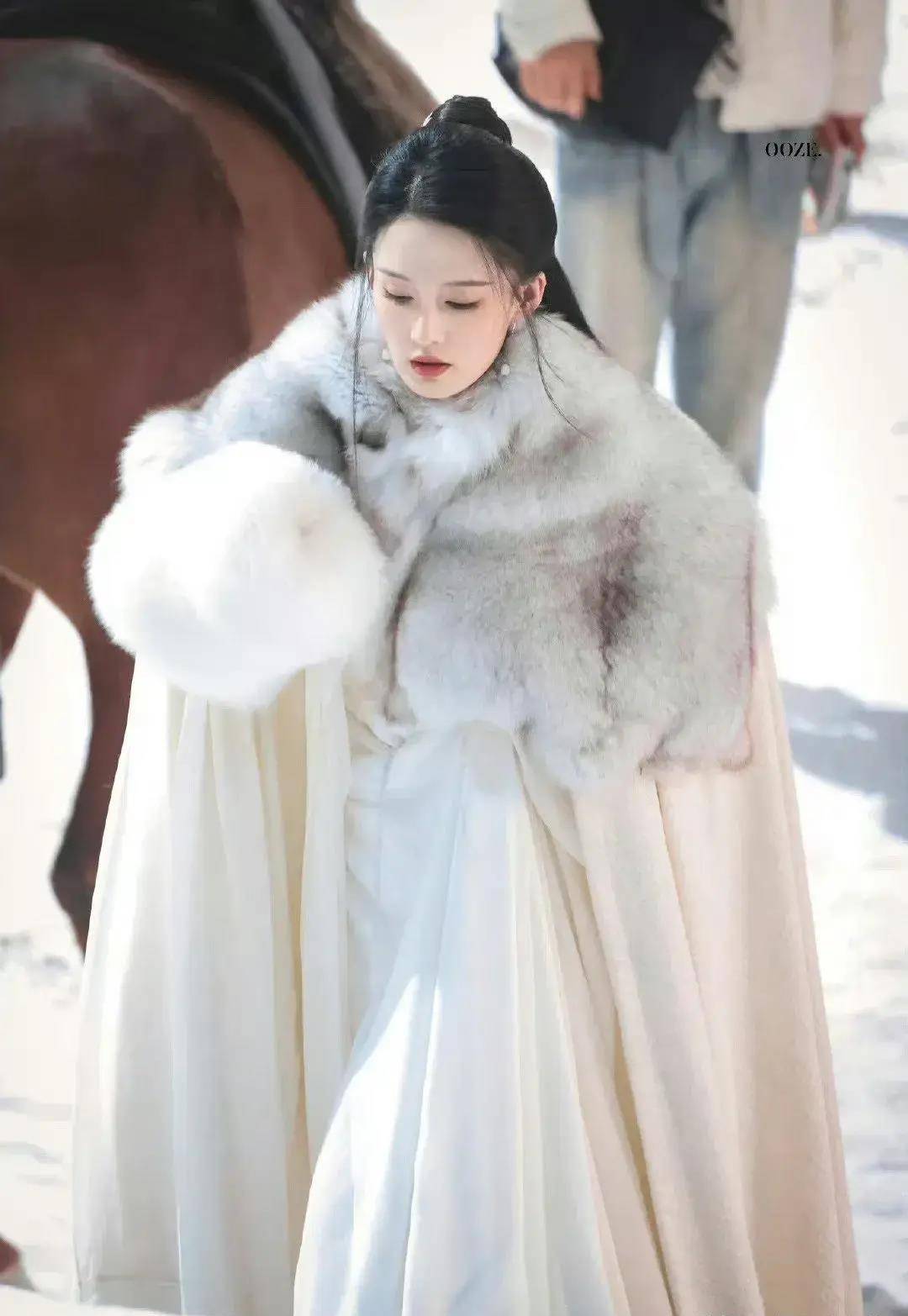 4娱乐瓜:赵丽颖李现杨紫成毅杨洋李沁罗云熙陈哲远赵今麦_大片_舞台