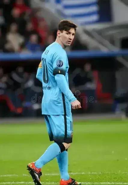 梅西与 c 罗,球迷为什么总是那他们比一比呢?_进行