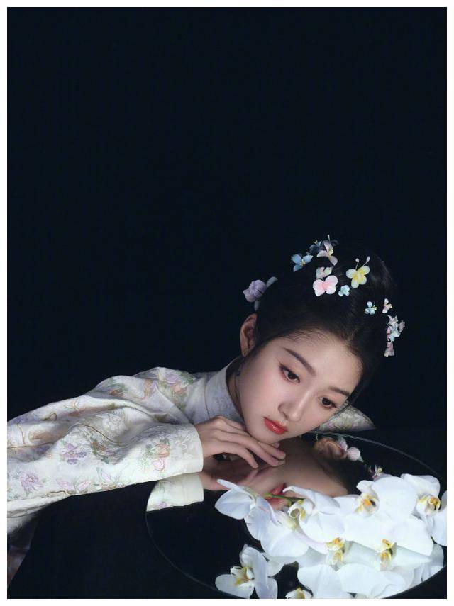 看春晚关晓彤,直观体会!_整体_设计_造型