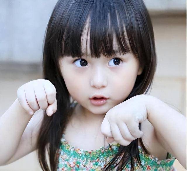 她因长得太漂亮2岁出道,演"小芈月"红遍全国,如今长成厌世脸_刘楚恬