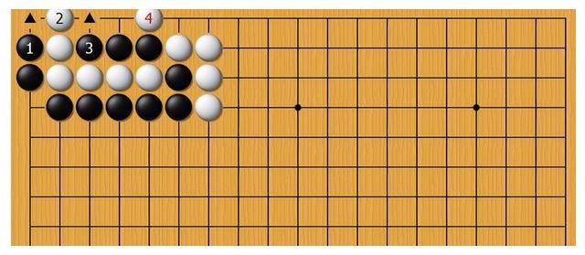在这个高水平的棋局中,黑棋面临着白棋带三角棋型的威胁,如