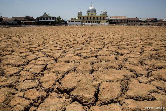 更进一步,对立的两种极端气候事件,如厄尔尼诺现象与拉尼娜现象,均被