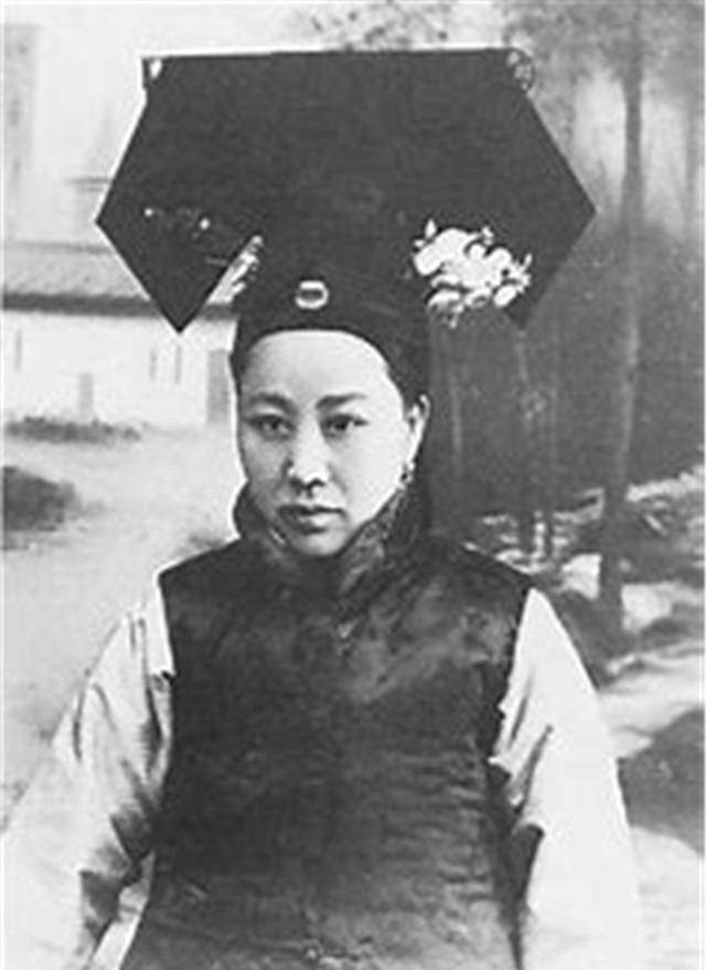 1908年溥仪登基:民众背着手看热闹,太和殿外的新军已