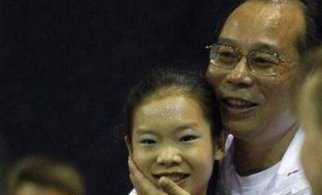 "体操女皇"程菲:25岁退役,体重飙升200斤,父亲担心嫁