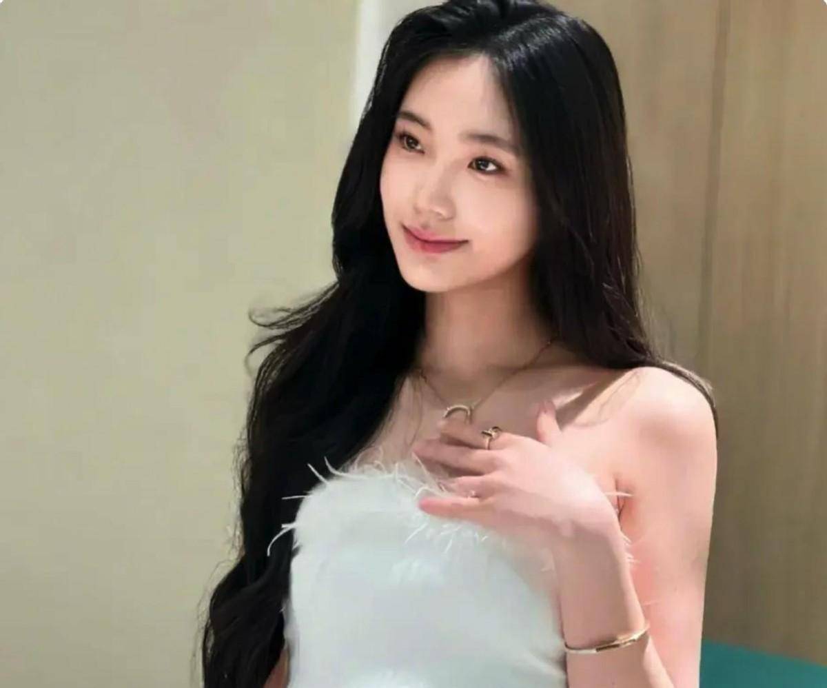 16岁身材前凸后翘,五官神似"翻版"_许