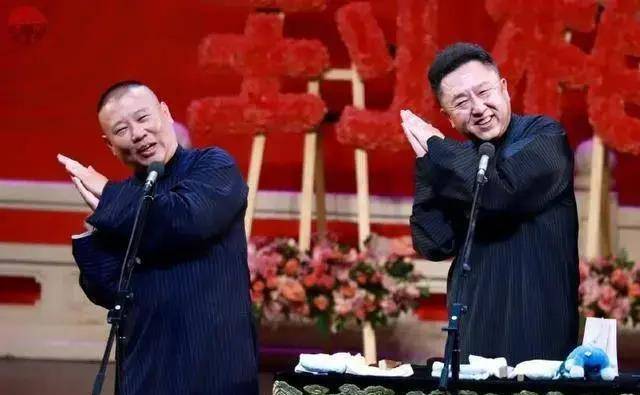 当时于谦在体制内的曲艺团工作,恰逢团里缺人,于是把郭德纲借调过去