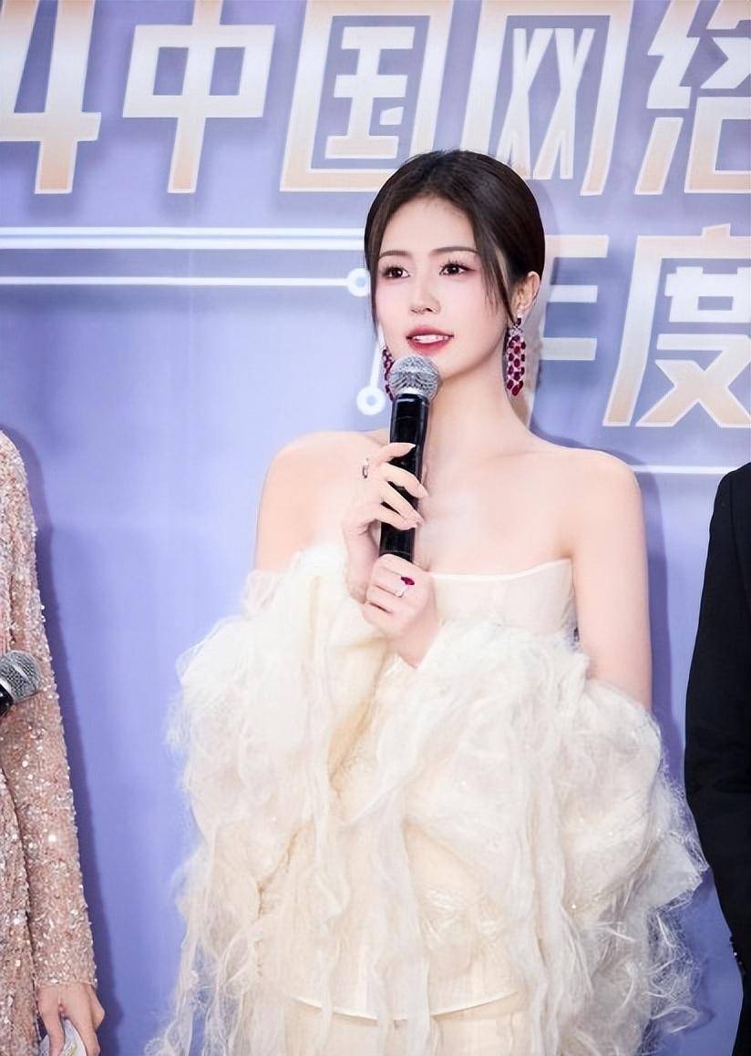 北京这一晚:宋轶水蛇腰超惊艳,白鹿身材丰满有料,咋了