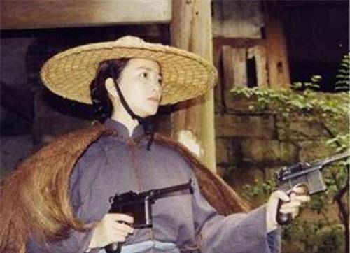 岳邦林当起了清洁工,而焦子英则去当了保姆,并给自己改了名字叫刘子英