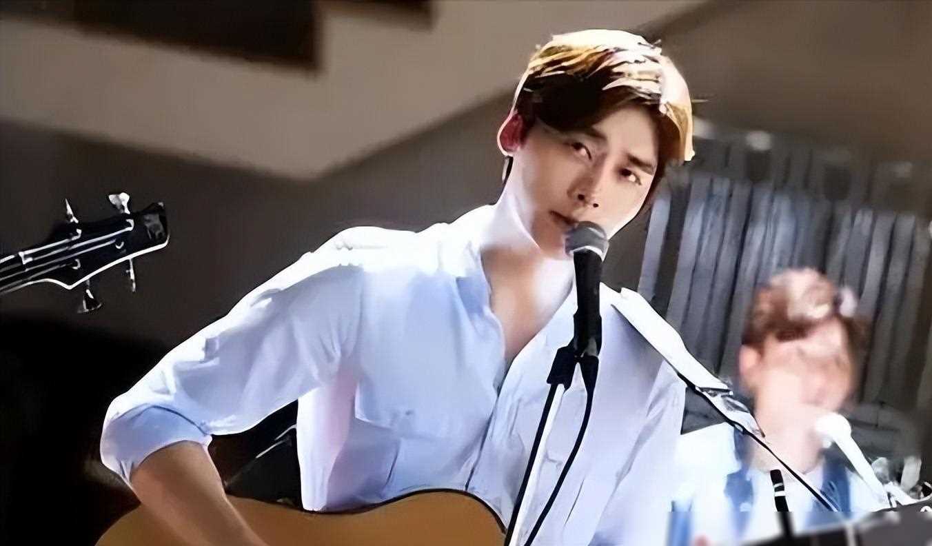 才9年,何炅选的"栀子花四帅"凉了俩,四美的差距竟也这么大了_李易峰