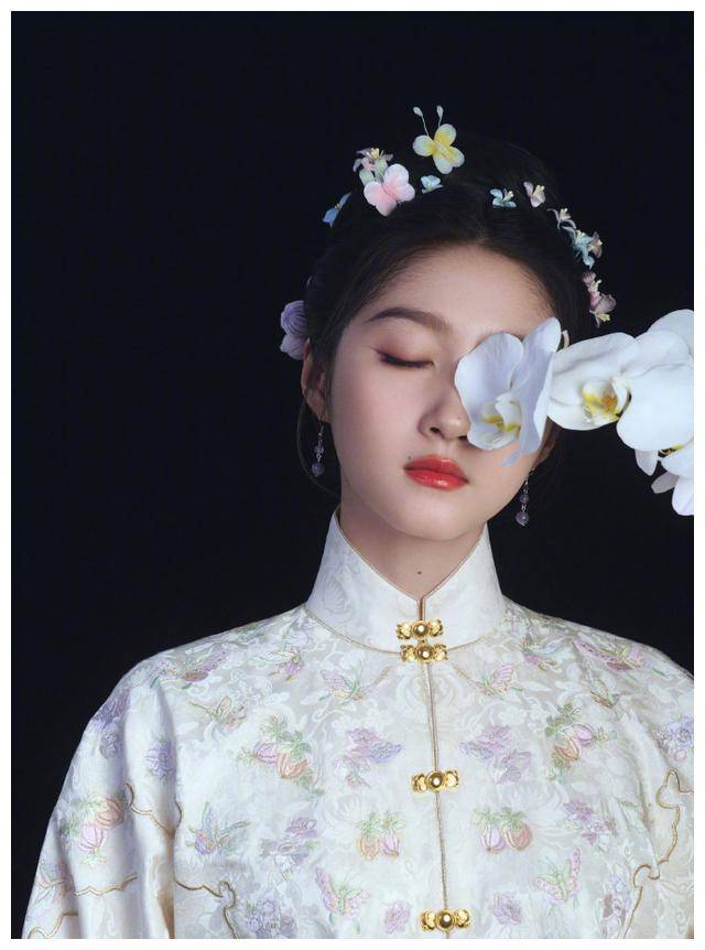 关晓彤的春晚造型,耀眼亮相,亮点丰富!