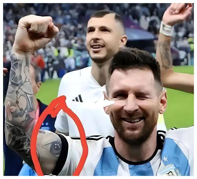 近来,有细心的网友将梅西的眼睛纹身与一枚面值高的美元眼睛图案叫行