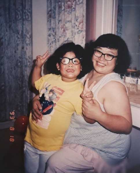 郑欣宜探访亡母墓地,深情落泪 因抑郁症困扰,停工多