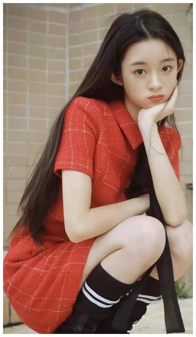 05后小花现身:17岁竟已如此迷人,她与赵丽颖有何相似?