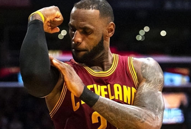 詹姆斯大腿肌肉围度很夸张,很多内线球员大腿都没他粗壮.