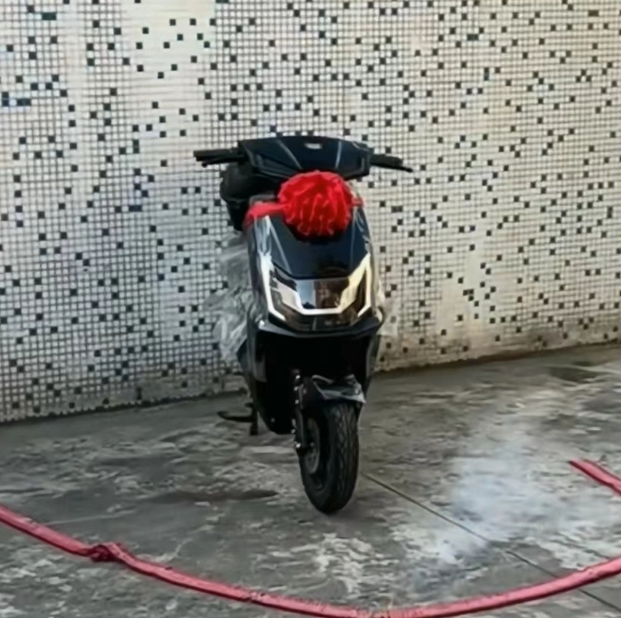 山东:男子过年喜提新车放炮庆祝,结果下一秒悲剧发生