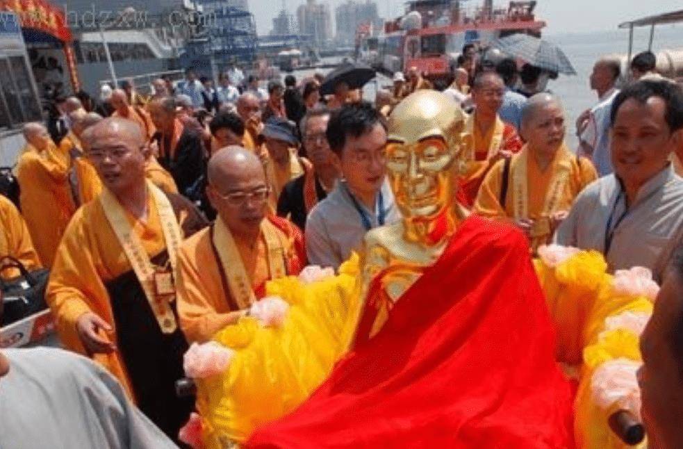 2003年的时候,河南省法王寺,就在地宫里面挖出来了一个千年不腐的高僧
