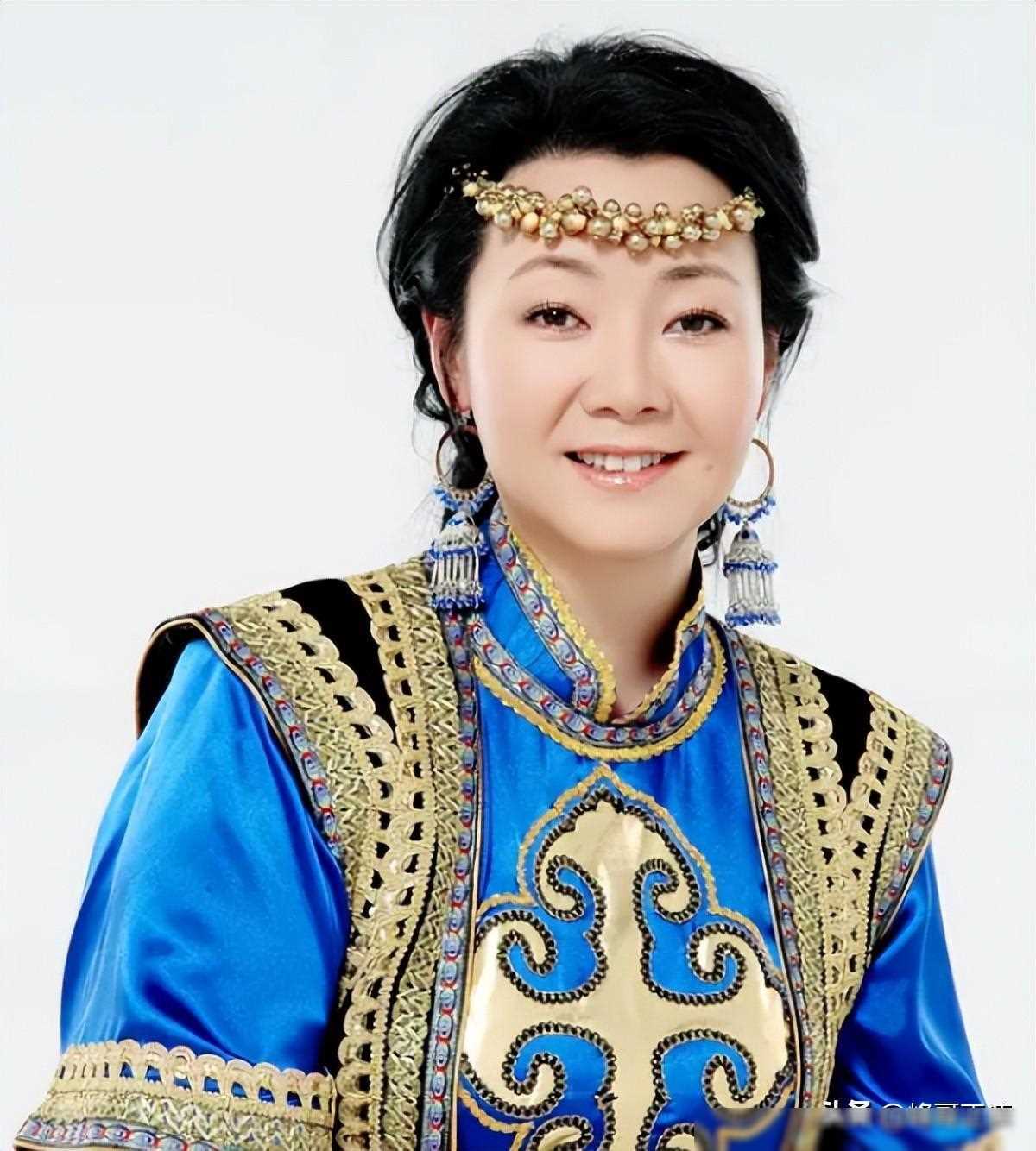 萨日娜:结婚34年只生孩子不做饭,帅气演员丈夫把她宠成宝_家庭_事业