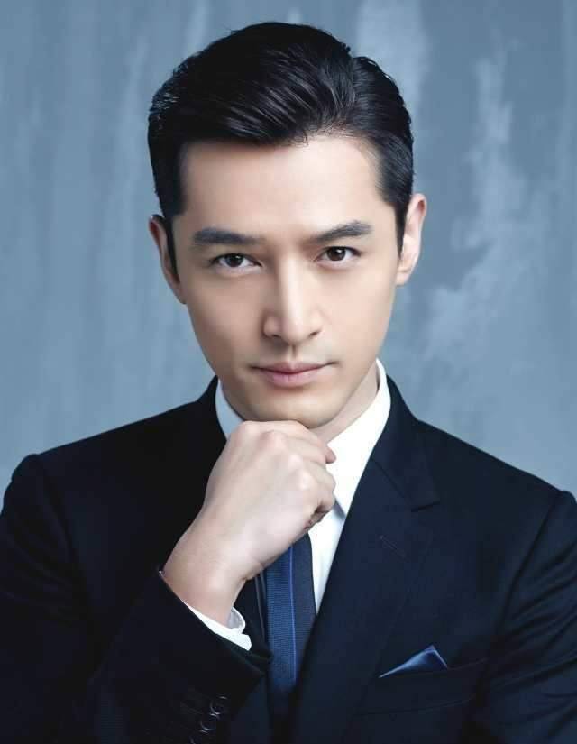 巅峰时跌落,不幸中万幸那年的1112月29日晚,胡歌像往常一样结束了拍摄