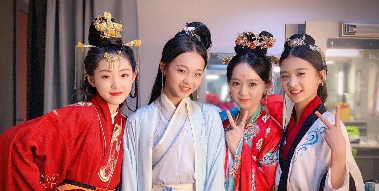 骨今昔对比:小宝钗尴尬小熙凤美飒,小素贞脸更尖了_宝儿_陈舒宜_时候