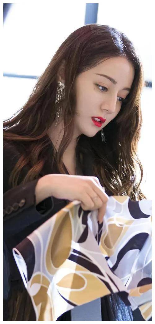 迪丽热巴:身陷尴尬境地的明星,如何摆脱困境,找回辉煌?