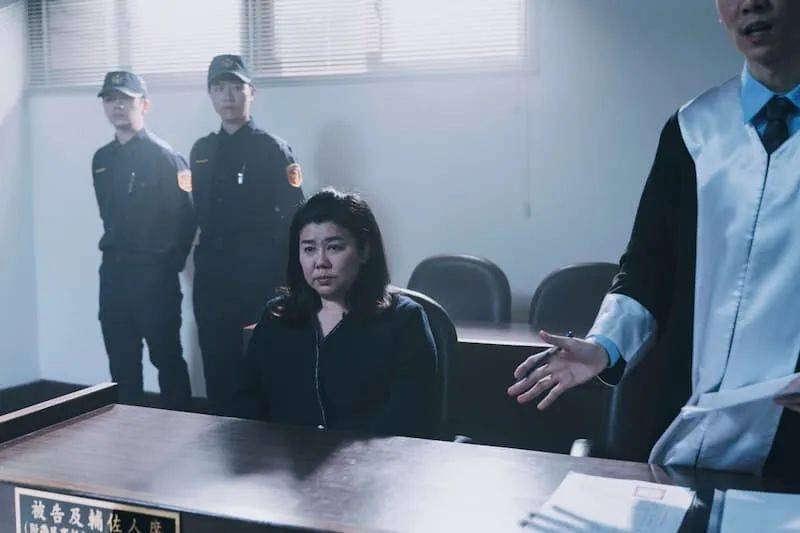 界声名显赫,正忙于筹备与自己交往多年的男友大为(曾少宗饰)的婚礼