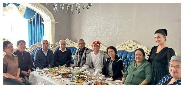 身着黑色长裙,展示出完美的肩颈线条,她五官明艳大气,与迪丽热巴一