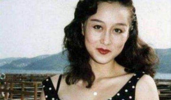 18岁混社会,22嫁豪门,离婚后成"赌女",今60岁身价过百