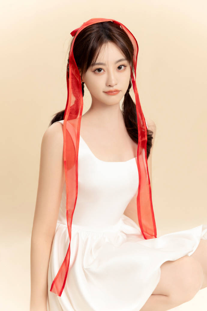 从杨颖,毛晓彤和祝绪丹晒出的三款造型也能看出礼裙和连衣裙的区别.