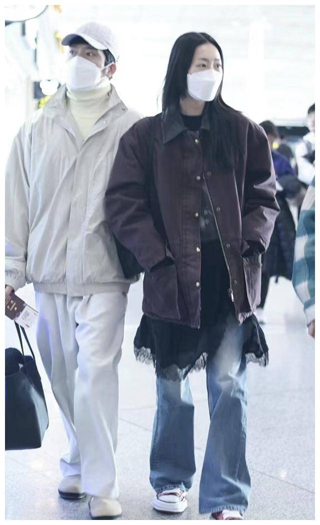 刘雯井柏然乘飞机互相投喂,机场相视对笑甜蜜如蜜,!